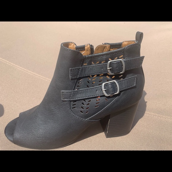 DSW open toe shoe boots size 8 1/2. - Picture 4 of 4